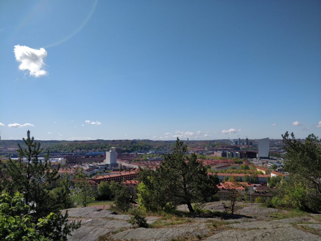Utkiksplats över göteborg, med blå himmel